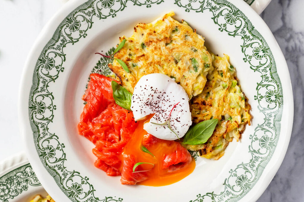 Knusprige Kohl-Kartoffel-Puffer mit Lachs und pochiertem Ei