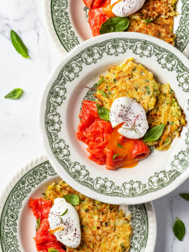 Knusprige Kohl-Kartoffel-Puffer mit Lachs und pochiertem Ei