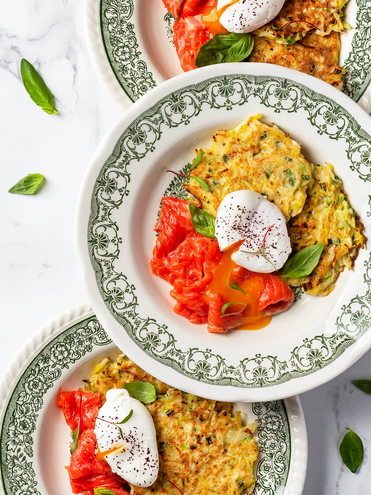 Knusprige Kohl-Kartoffel-Puffer mit Lachs und pochiertem Ei