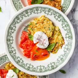 Knusprige Kohl-Kartoffel-Puffer mit Lachs und pochiertem Ei