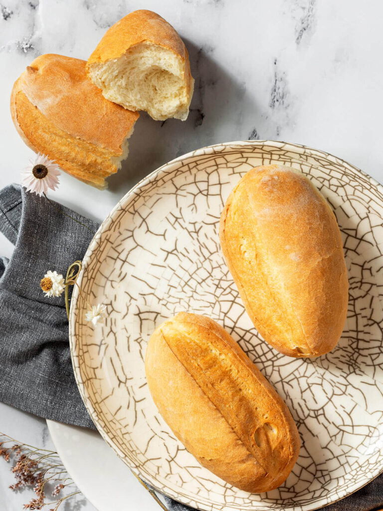 Knusprige Ofenbrötchen mit zarter Krume
