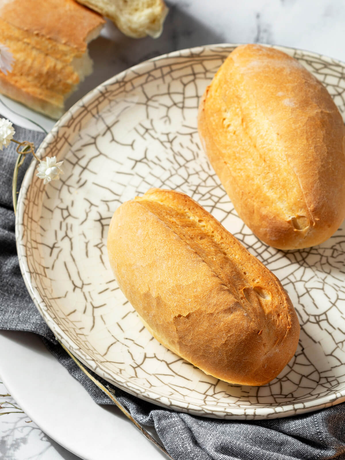 Knusprige Ofenbrötchen mit zarter Krume