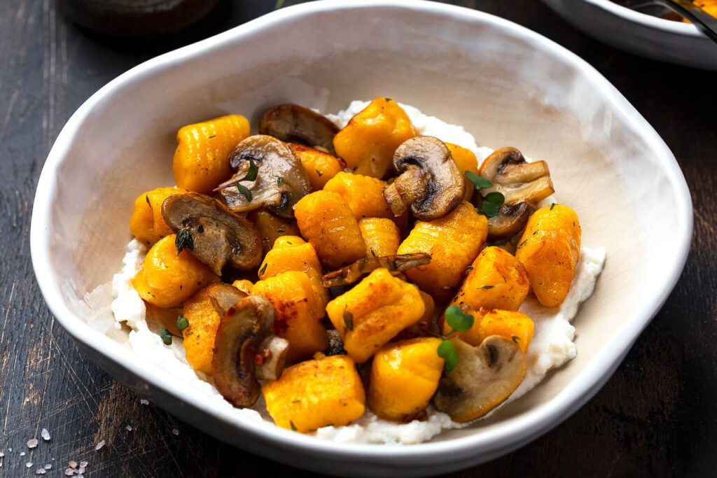 Kürbis-Gnocchi mit gebratenen Champignons und Ricotta