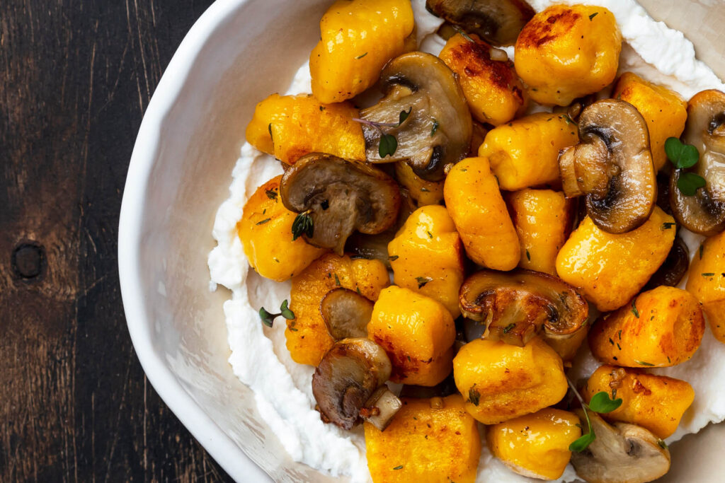 Kürbis-Gnocchi mit gebratenen Champignons und Ricotta