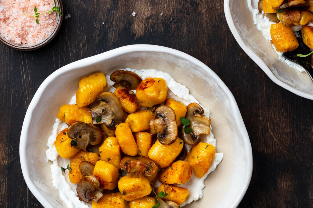 Kürbis-Gnocchi mit gebratenen Champignons und Ricotta