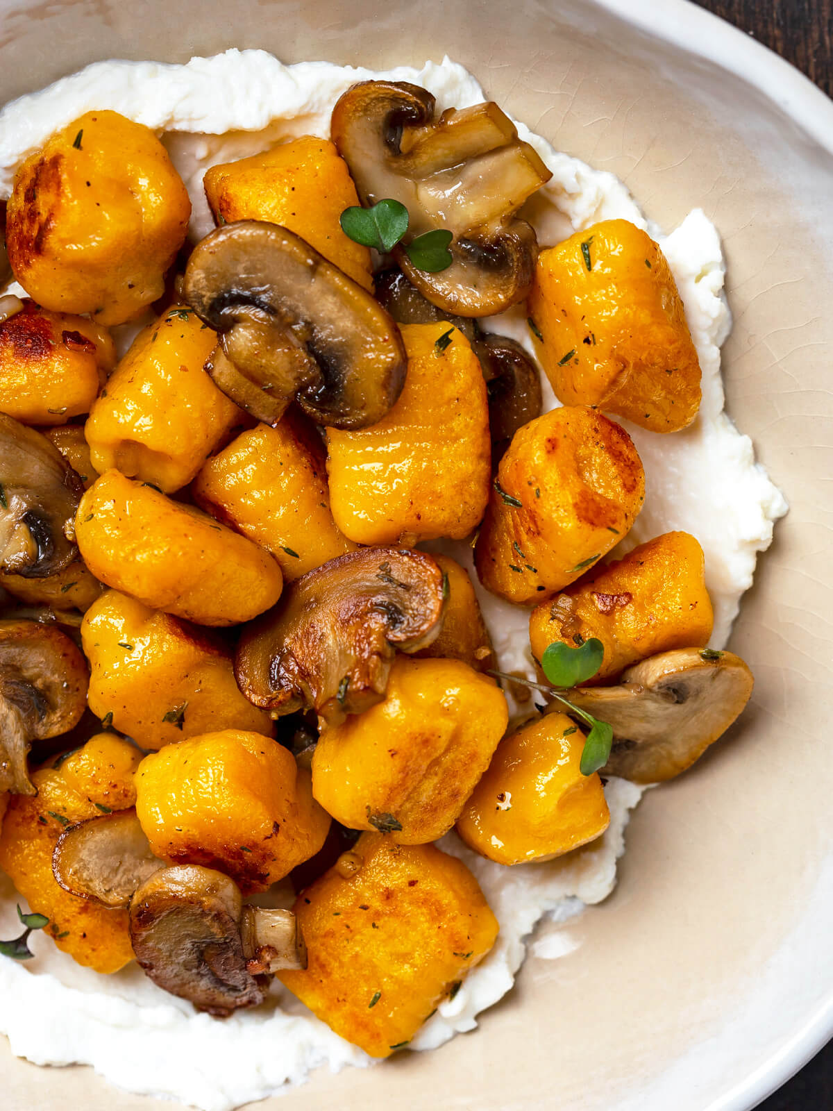 Kürbis-Gnocchi mit gebratenen Champignons und Ricotta