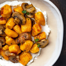 Kürbis-Gnocchi mit gebratenen Champignons und Ricotta