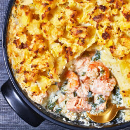 Lachs-Fischpie mit Kartoffelkruste, Garnelen & Spinat