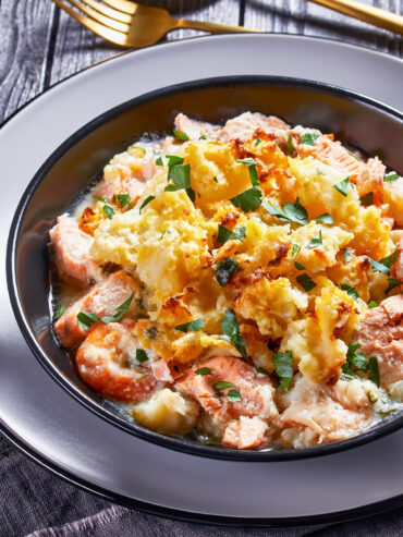 Lachs-Fischpie mit Kartoffelkruste, Garnelen & Spinat