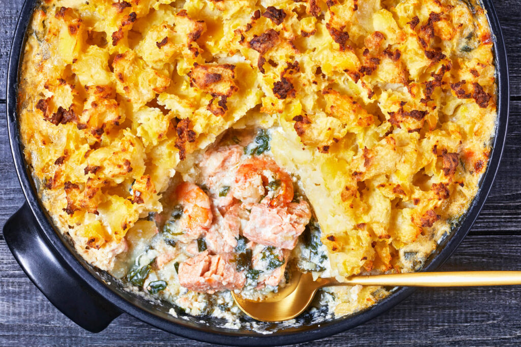 Lachs-Fischpie mit Kartoffelkruste, Garnelen & Spinat