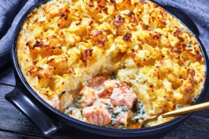 Lachs-Fischpie mit Kartoffelkruste, Garnelen & Spinat
