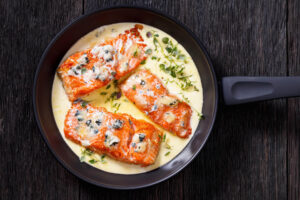 Lachsfilet in Blauschimmelkäse-Sahne-Soße