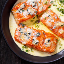 Lachsfilet in Blauschimmelkäse-Sahne-Soße