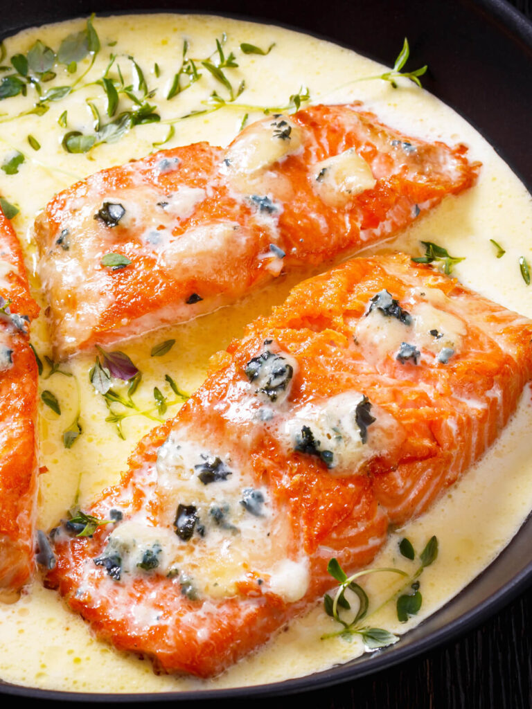 Lachsfilet in Blauschimmelkäse-Sahne-Soße