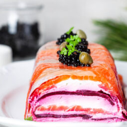 Lachsterrine mit Frischkäse und Roter Bete