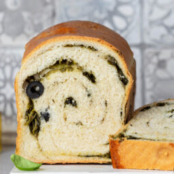 Luftiges Weizenbrot mit Oliven und Spinat (Yudane & Poolish)