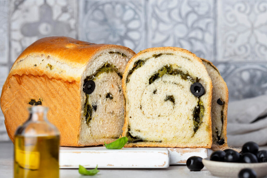 Luftiges Weizenbrot mit Oliven und Spinat (Yudane & Poolish)