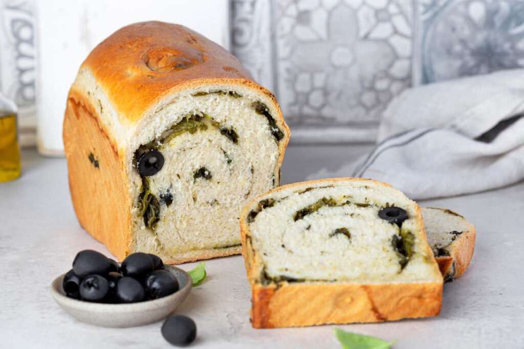 Luftiges Weizenbrot mit Oliven und Spinat (Yudane & Poolish)
