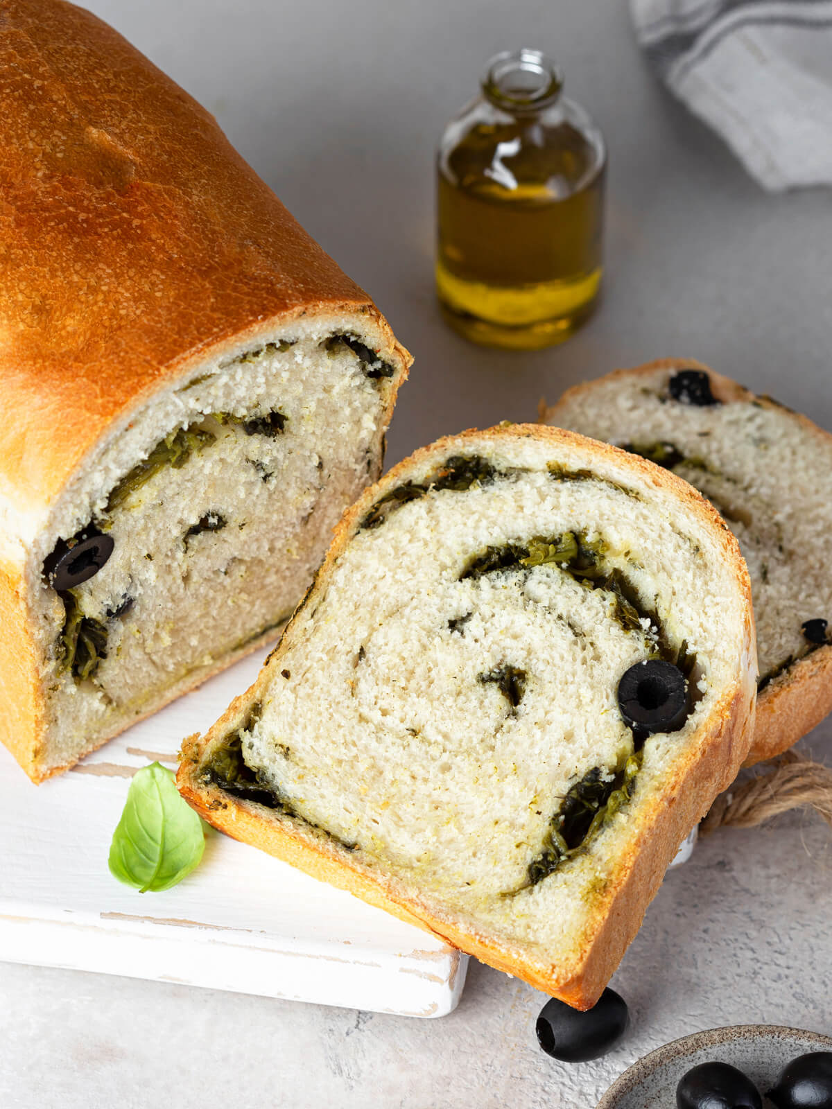 Luftiges Weizenbrot mit Oliven und Spinat (Yudane & Poolish)