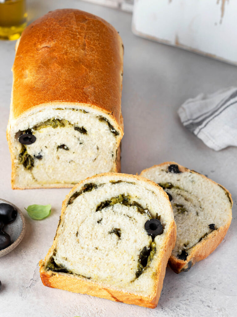 Luftiges Weizenbrot mit Oliven und Spinat (Yudane & Poolish)