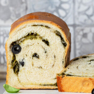 Luftiges Weizenbrot mit Oliven und Spinat