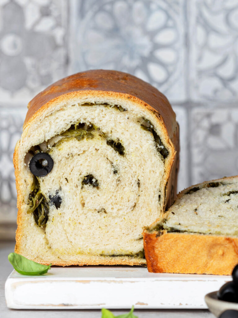 Luftiges Weizenbrot mit Oliven und Spinat (Yudane & Poolish)