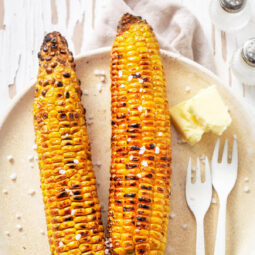 Maiskolben vom Grill – karamellisiert mit Butter und Meersalz