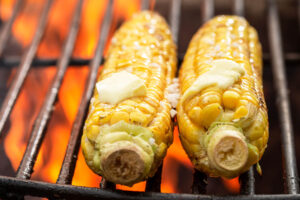 Maiskolben vom Grill – karamellisiert mit Butter und Meersalz