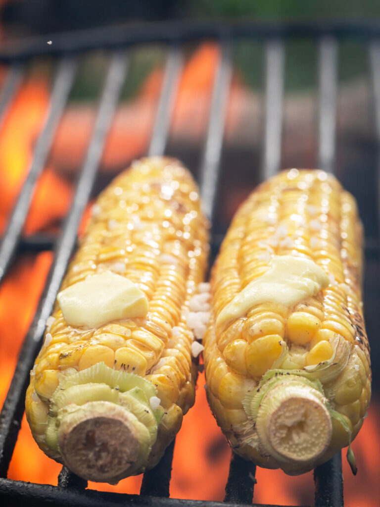 Maiskolben vom Grill – karamellisiert mit Butter und Meersalz