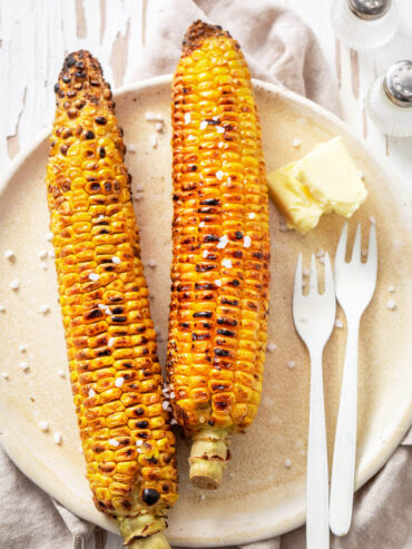 Maiskolben vom Grill – karamellisiert mit Butter und Meersalz