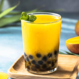 Mango-Bubble-Tea – Cremiger Mango-Smoothie mit Tapioka-Perlen & Minze