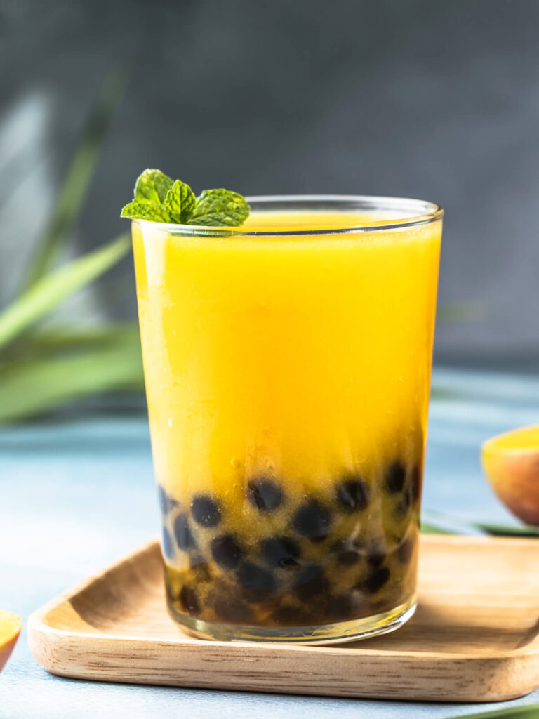 Mango-Bubble-Tea – Cremiger Mango-Smoothie mit Tapioka-Perlen & Minze