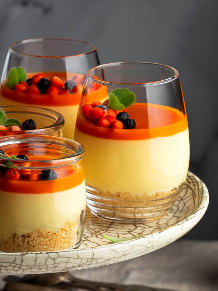 Mango-Cheesecake mit Sanddorn-Gelee im Glas