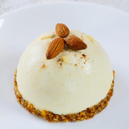 No-Bake Mandel-Orangen-Törtchen mit Kirschen