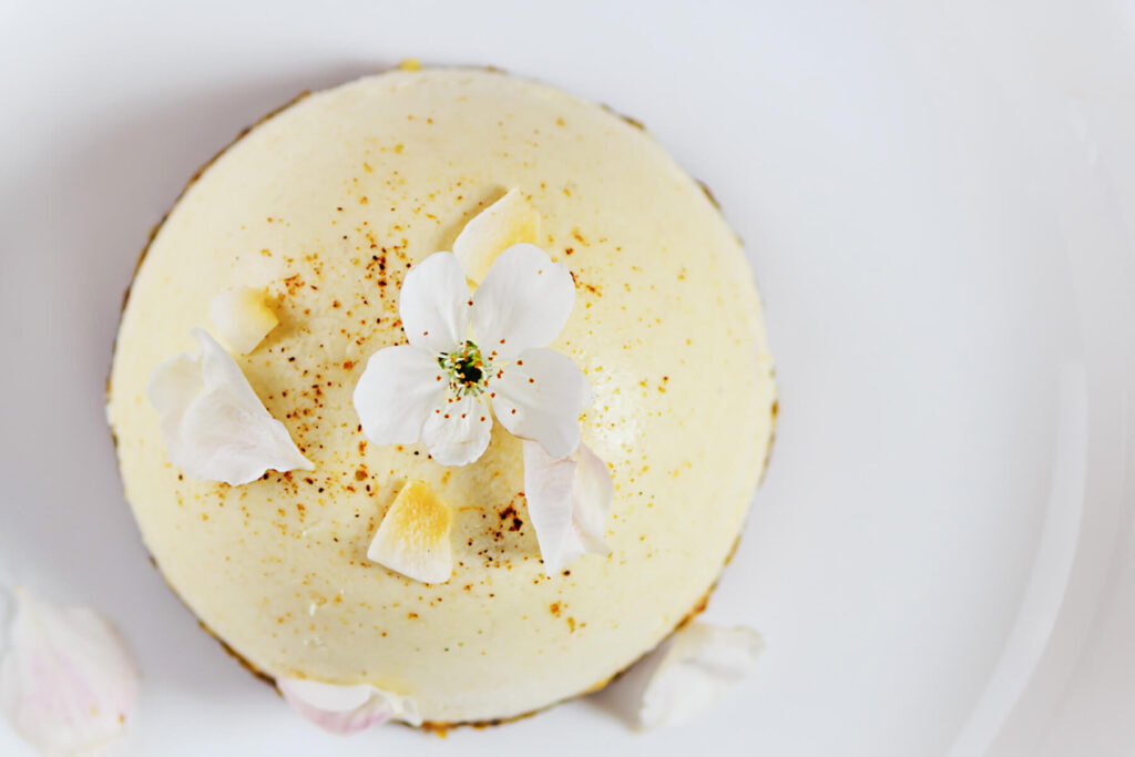 No-Bake Mandel-Orangen-Törtchen mit Kirschen