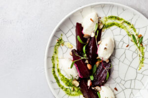 Ofen-Rote-Bete mit Frischkäse und Haselnüssen