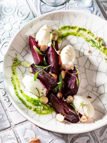 Ofen-Rote-Bete mit Frischkäse und Haselnüssen