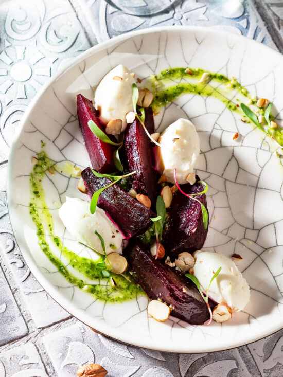 Ofen-Rote-Bete mit Frischkäse und Haselnüssen