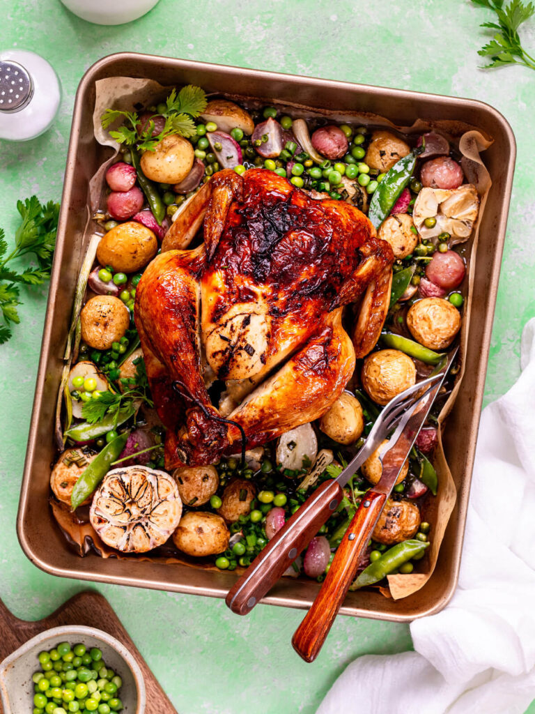 One-Pan ganzes Ofenhähnchen mit Frühlingsgemüse