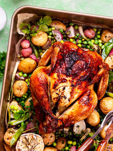 One-Pan ganzes Ofenhähnchen mit Frühlingsgemüse