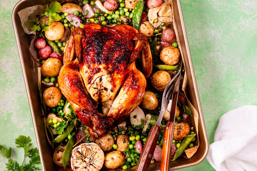One-Pan ganzes Ofenhähnchen mit Frühlingsgemüse