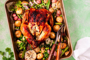 One-Pan ganzes Ofenhähnchen mit Frühlingsgemüse