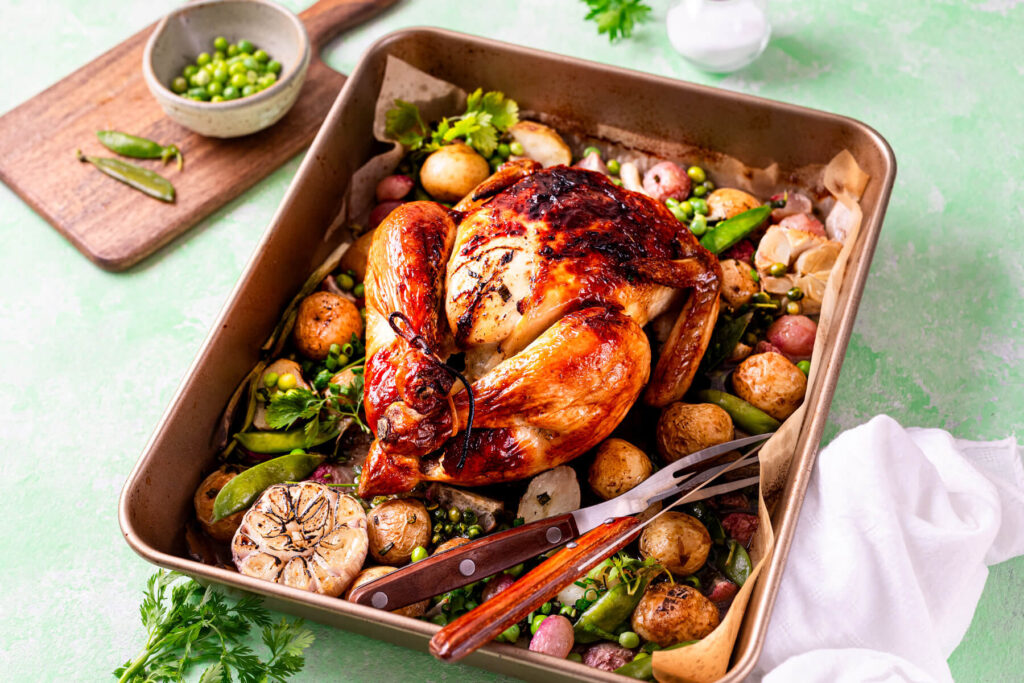 One-Pan ganzes Ofenhähnchen mit Frühlingsgemüse