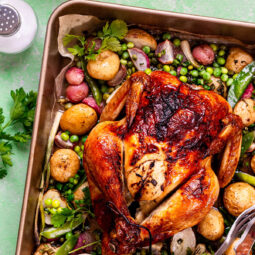 One-Pan ganzes Ofenhähnchen mit Frühlingsgemüse