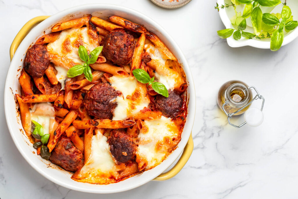 Penne-Auflauf mit Hackbällchen und Mozzarella