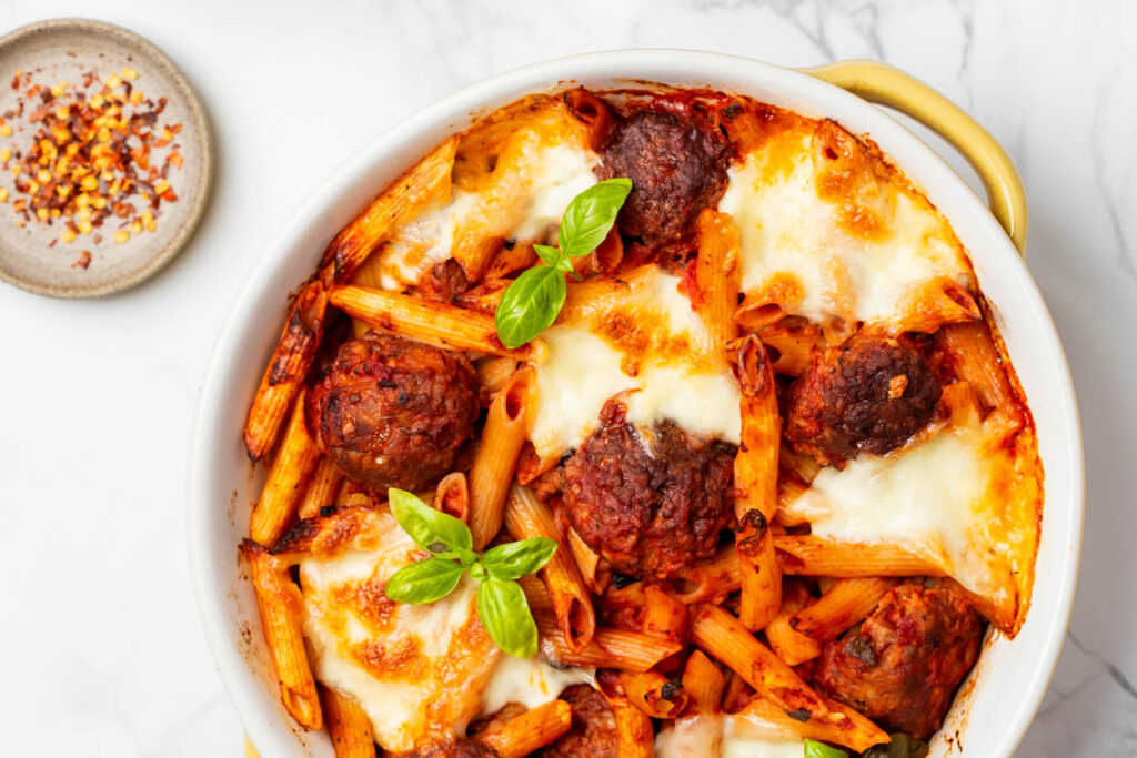 Penne-Auflauf mit Hackbällchen und Mozzarella