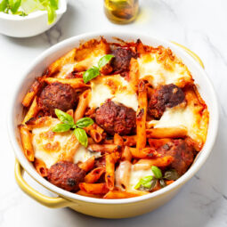 Penne-Auflauf mit Hackbällchen und Mozzarella
