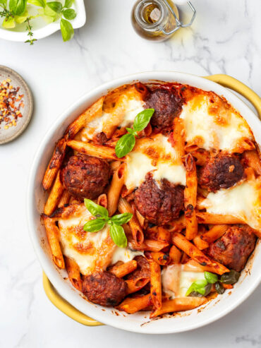 Penne-Auflauf mit Hackbällchen und Mozzarella
