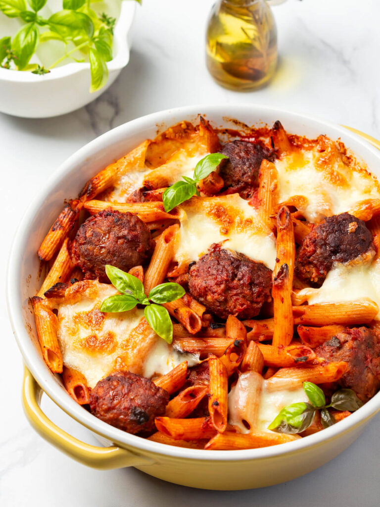 Penne-Auflauf mit Hackbällchen und Mozzarella