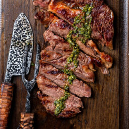 Perfekt gebratenes Steak mit Kräuterbutter